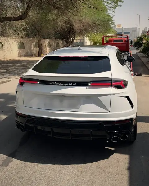 Flatbed transporting Lamborghini Urus