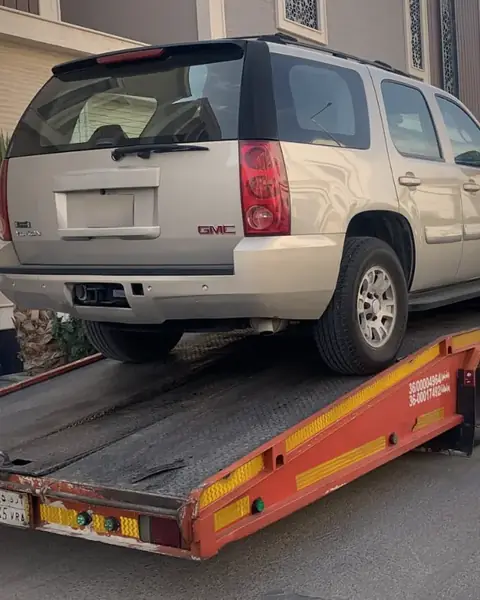 Flatbed transporting GMC Yukon