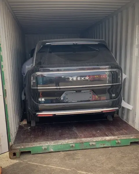 Flatbed transporting Zeekr 9X · enclosed carrier