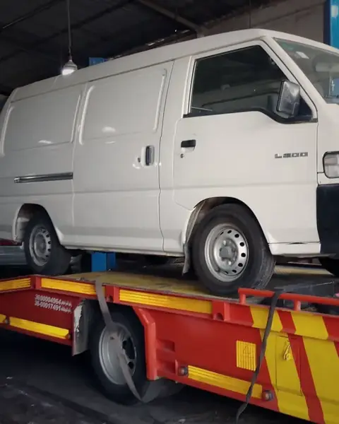 Flatbed transporting Mitsubishi L300