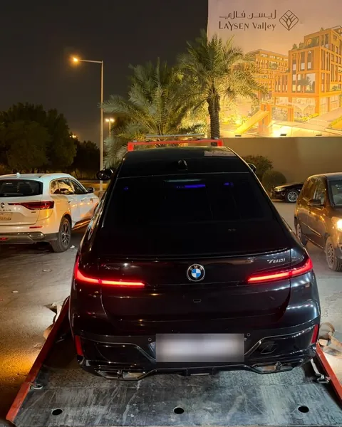 Flatbed transporting BMW 7 Series